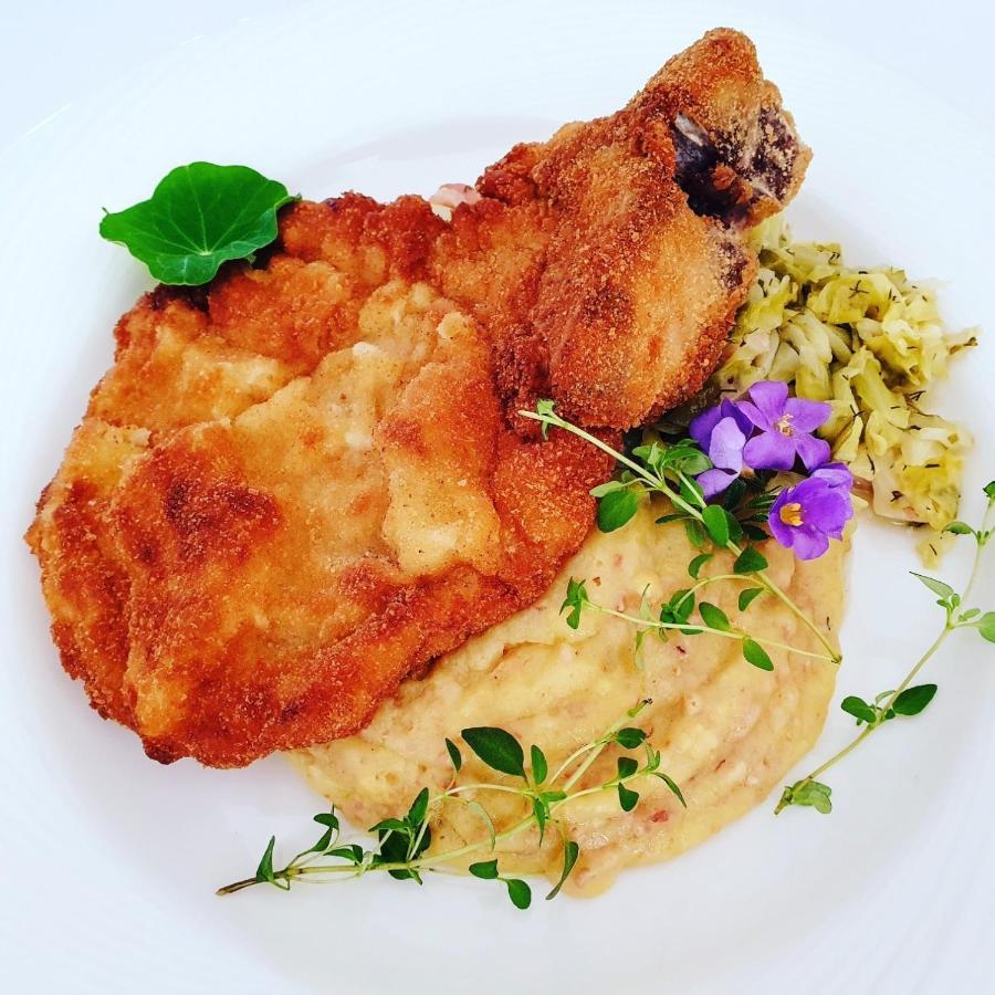 Boutique Odyseja & Spa Ciechocinek Luaran gambar Schnitzel with mashed potatoes and sauerkraut