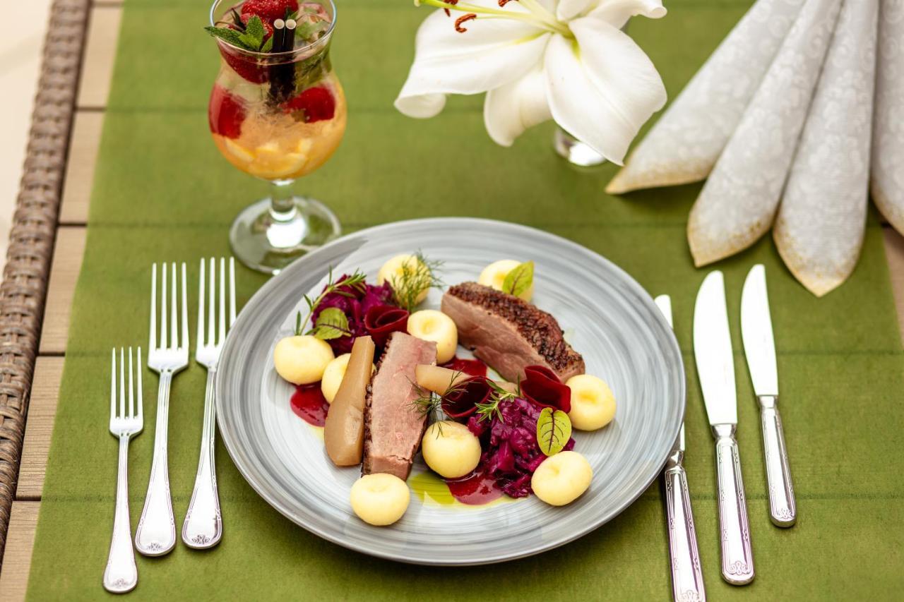 Boutique Odyseja & Spa Ciechocinek Luaran gambar A duck confit salad