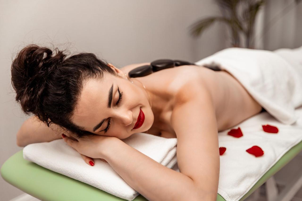 Boutique Odyseja & Spa Ciechocinek Luaran gambar A woman receiving a hot stone massage