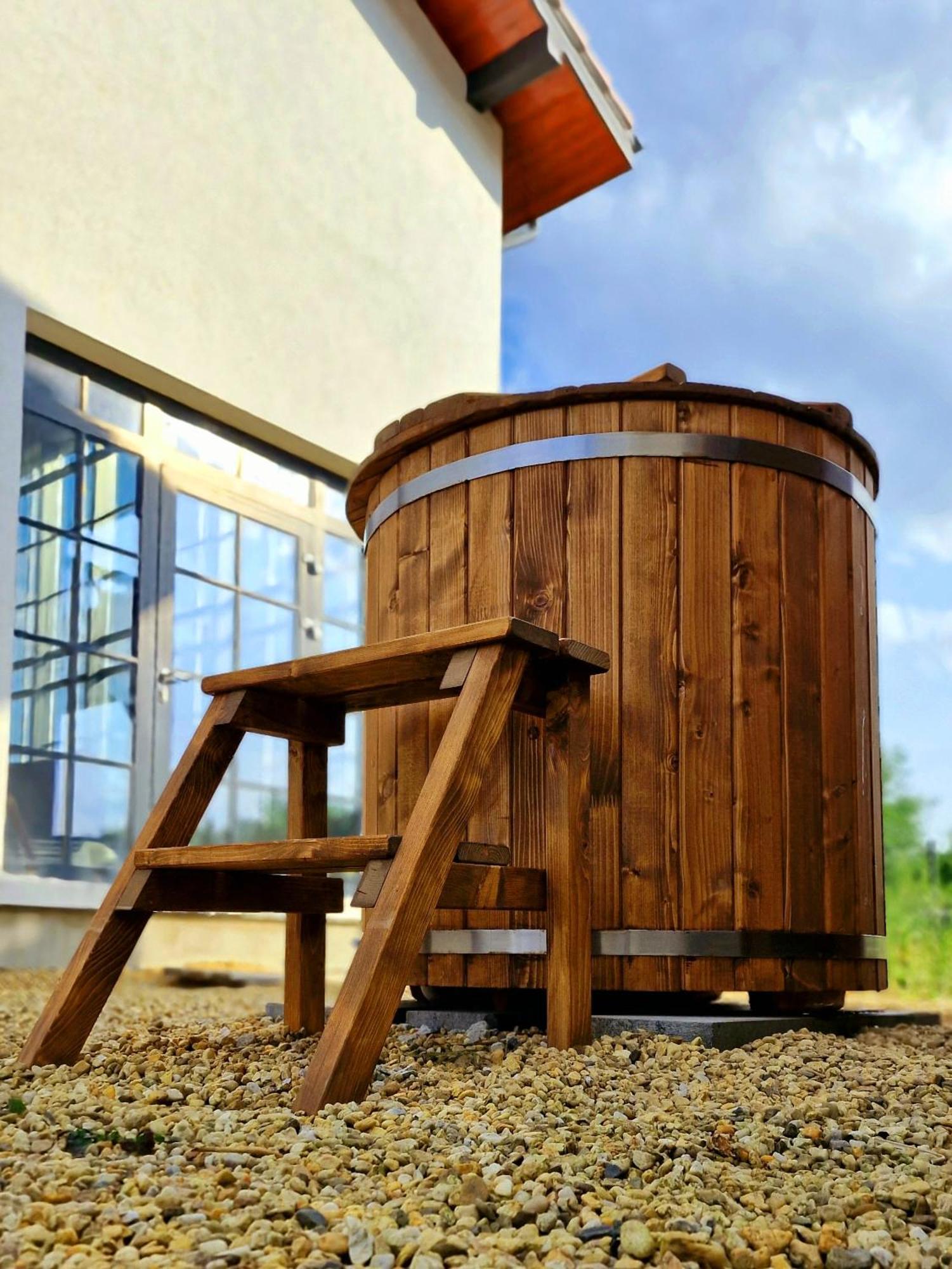 Boutique Odyseja & Spa Ciechocinek Luaran gambar A wooden hot tub