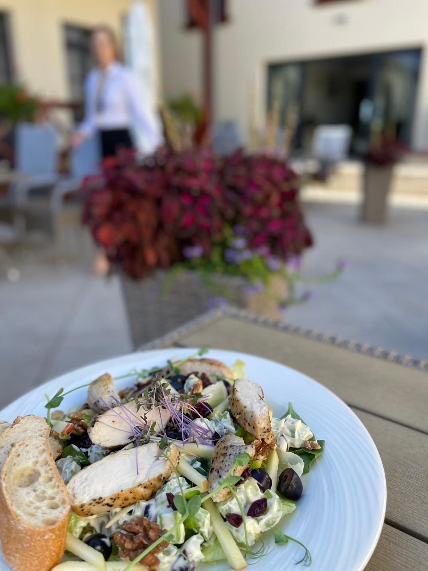 Boutique Odyseja & Spa Ciechocinek Luaran gambar A salad at the restaurant