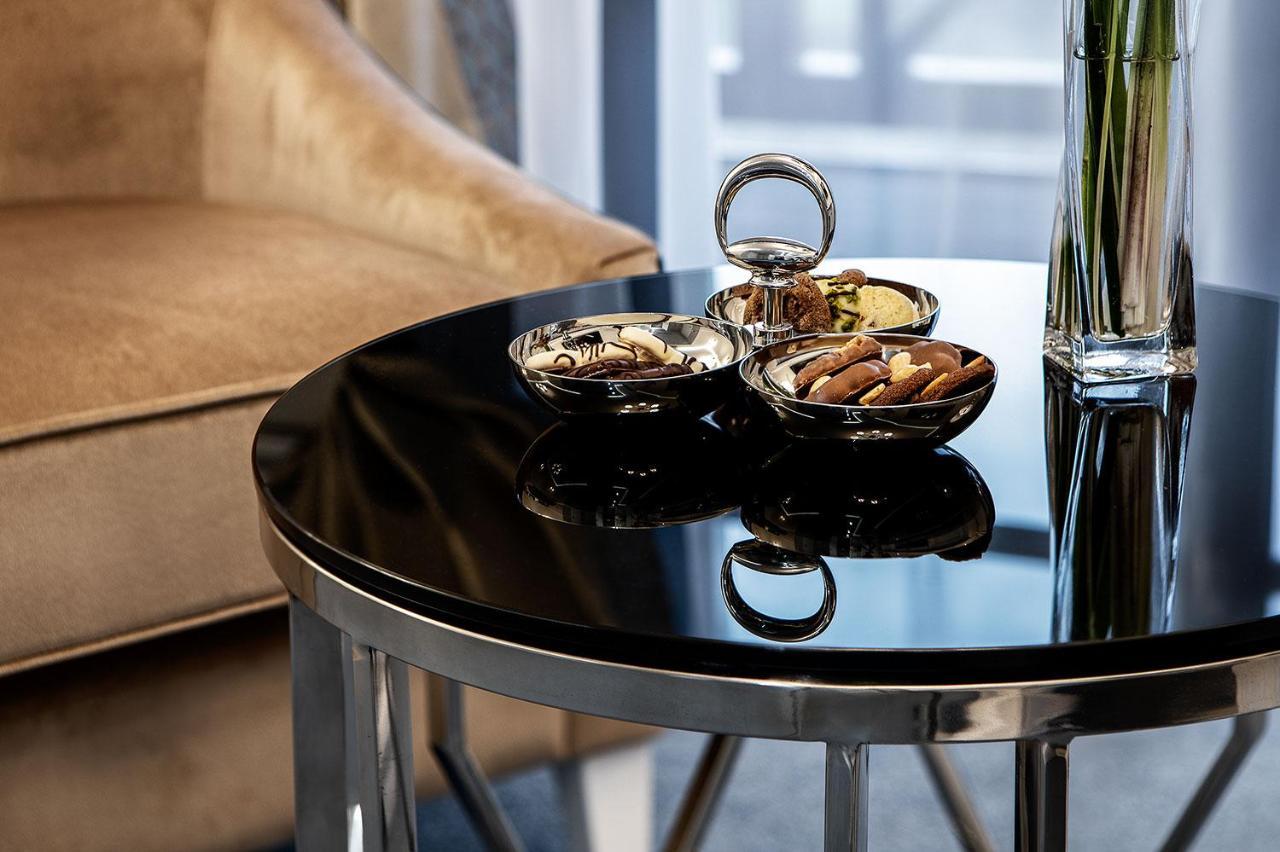 Boutique Odyseja & Spa Ciechocinek Luaran gambar A table with a black glass top