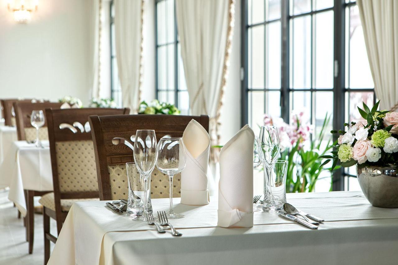 Boutique Odyseja & Spa Ciechocinek Luaran gambar A table set for fine dining