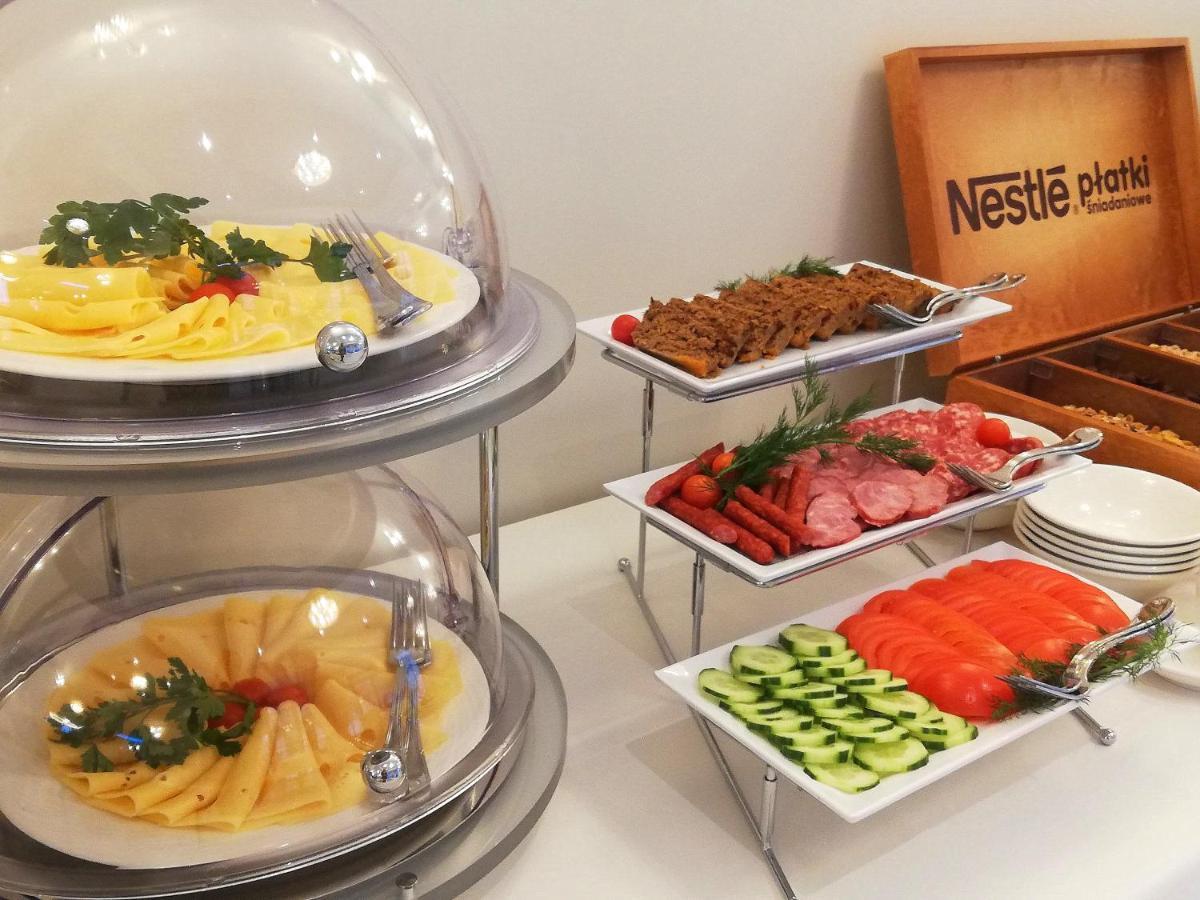 Boutique Odyseja & Spa Ciechocinek Luaran gambar A buffet with a selection of food